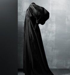 Las fotografías de Manuel Outumuro: Otra forma de admirar las creaciones de C. Balenciaga