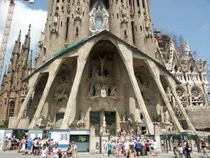 barcelona gaudi 1-300×225 barcelona gaudi 1-300x225
