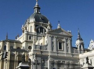 Museo de la Catedral de la Almudena en Madrid, un recorrido de piezas artísticas y una vista del perfil de Madrid