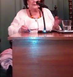 Carmen Silva presenta su libro de relatos «Algo más que un cuento» en la AEAE