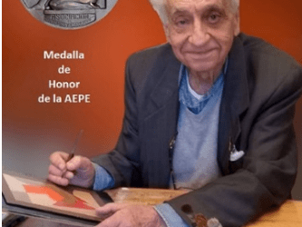 Acto de imposición de la medalla de honor de la aepe a josé luis galicia